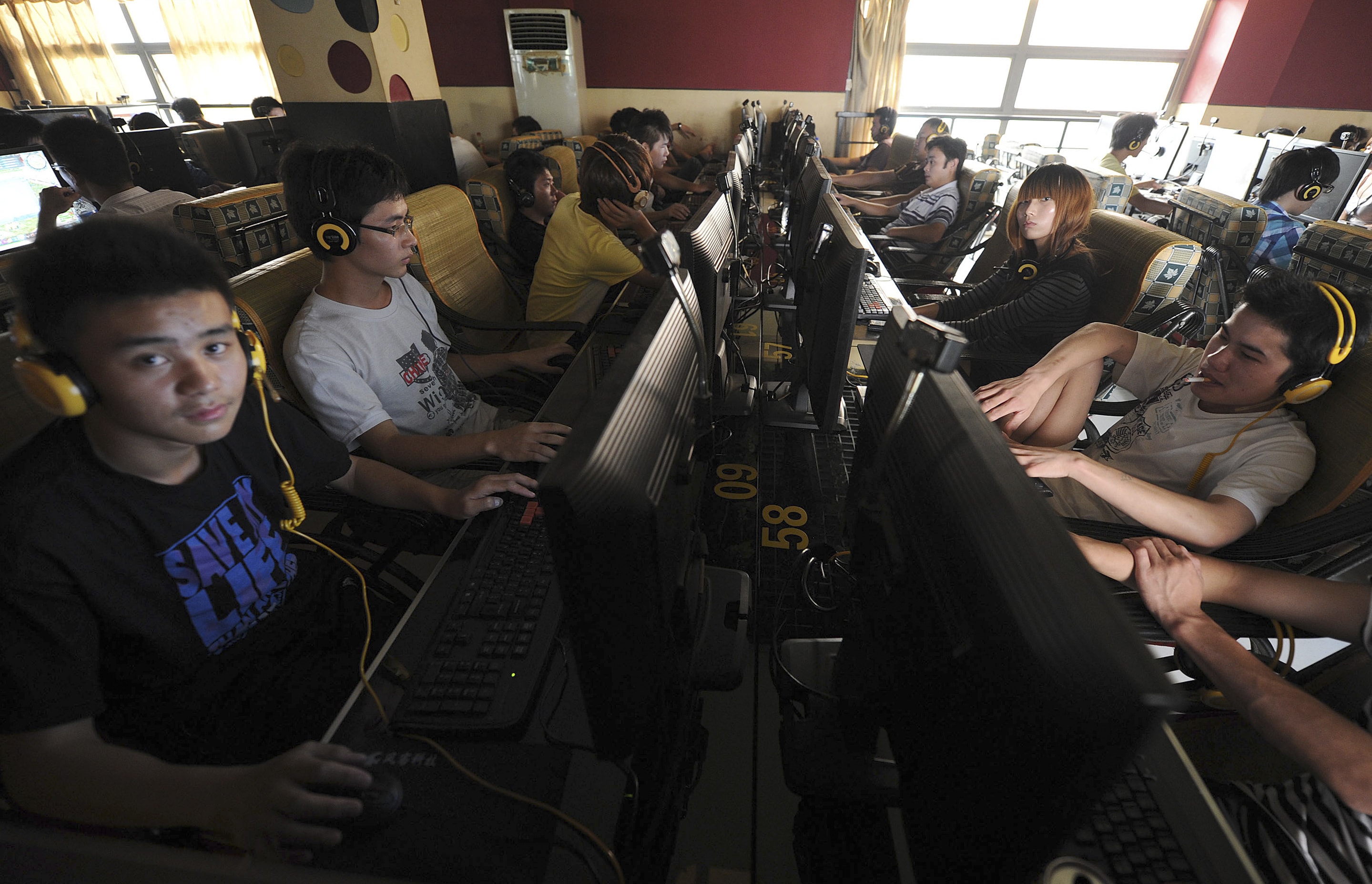 eople use computers at an internet cafe in Hefei, Anhui province, 15 September 2011, REUTERS/Stringer