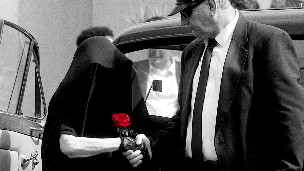 В звездном-звездном Голливуде женщина в черной-черной одежде приезжает на черной-черной машине с красной-красной розой в руке и, так и быть, соглашается рассказать всем свой страшный-страшный секрет о первом секс-символе Голливуда Рудольфо Валентино. Который она хранила на протяжении 70 лет… «Немая жизнь» в прокате с 21 марта