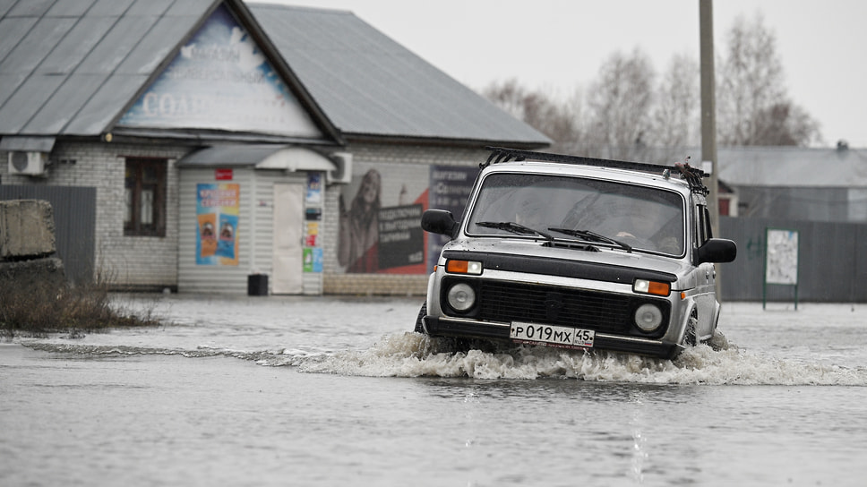 В России продолжается череда наводнений. На фото: «Нива» едет по затопленному рекой Тобол городу Курган