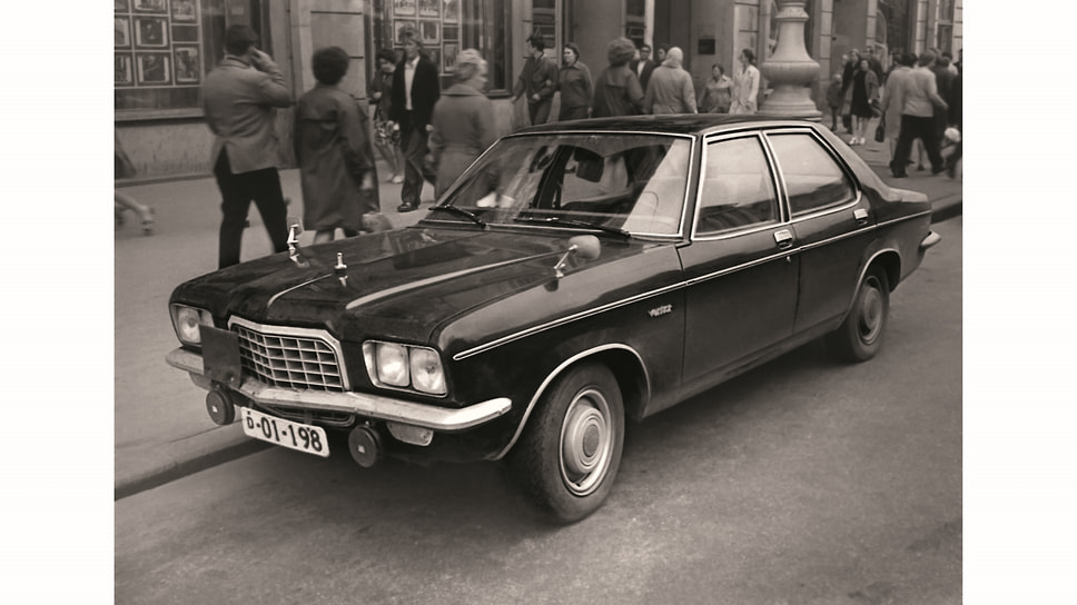 Британский седан Vauxhall Ventora, принадлежащий работающему в СССР подданному Ее Величества, на Невском проспекте в Ленинграде. Автомобиль, который не так часто встречается и в самой Великобритании — всего в семидесятые годы выпустили 7291 экземпляр. Шильдик с названием модели Ventora на переднем крыле уже лишился последней буквы, видимо, кто-то пытался оторвать. Фотография сделана 11 августа 1976 года