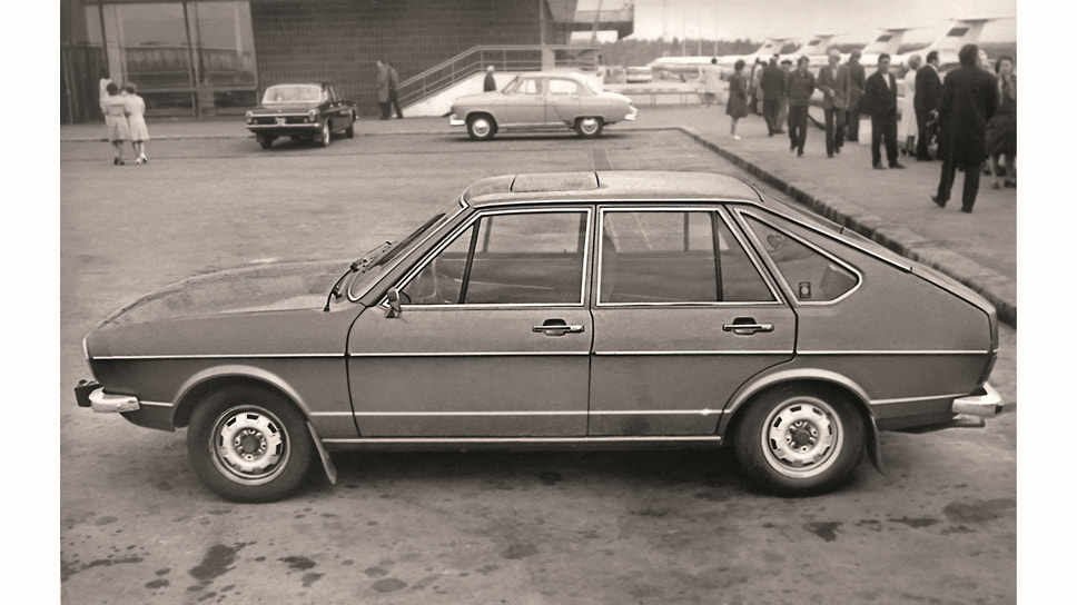 Еще один Volkswagen Passat, снятый 6 июня 1976 года на парковке аэропорта Пулково — это недалеко от основного места работы Анатолия Филипповича Сухоноса. Позади видны две «Волги» — темная ГАЗ-24 и светлая ГАЗ-21. Здание на заднем плане — новый терминал аэропорта, открывшийся в 1973 году и прозванный в народе «Пять стаканов» из-за пяти больших световых фонарей на крыше