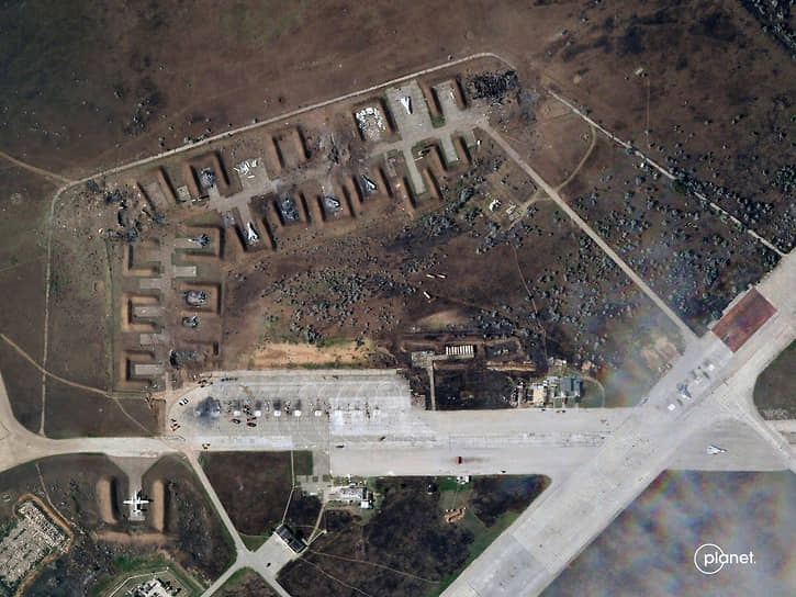 Спутниковый снимок российской военной авиабазы около поселка Новофедоровка в Крыму
