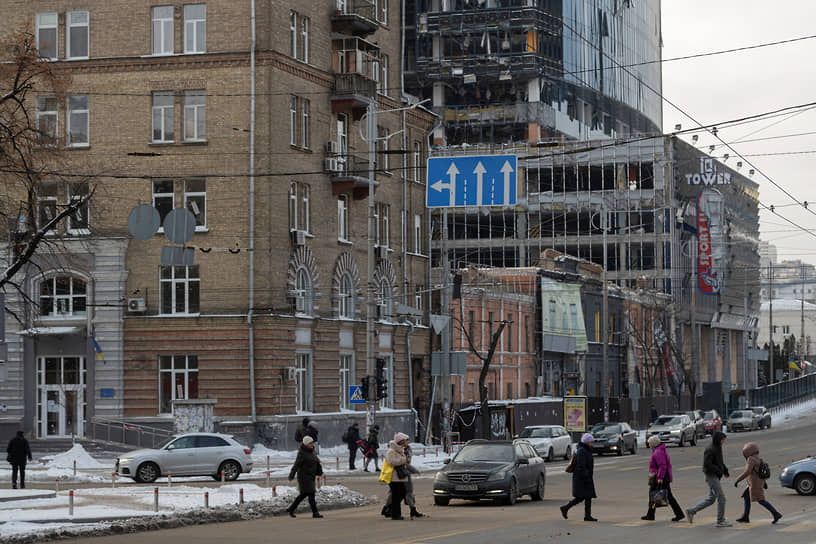 Поврежденный дом вблизи пешеходного перехода в Киеве