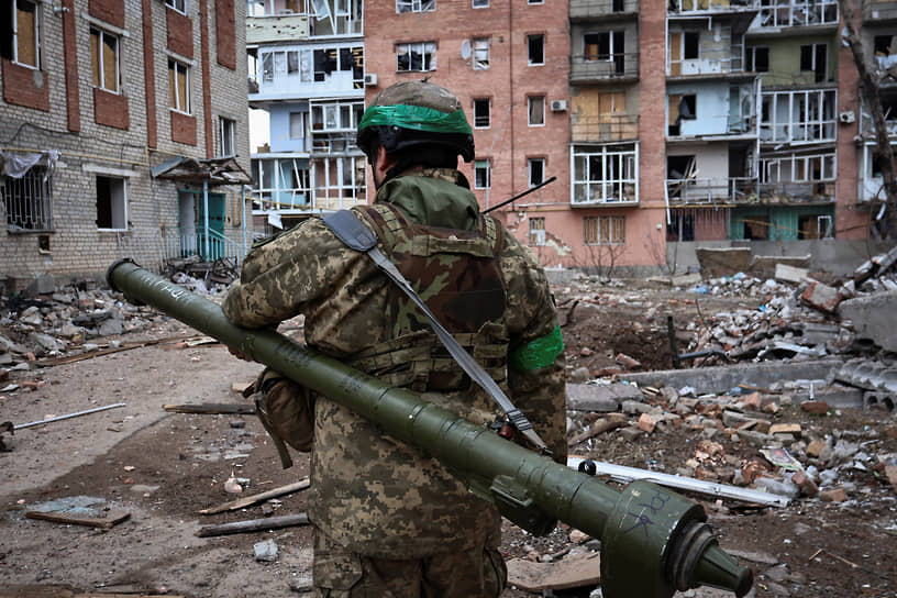 Украинский военнослужащий с переносным зенитным ракетным комплексом в Бахмуте (Артемовске)