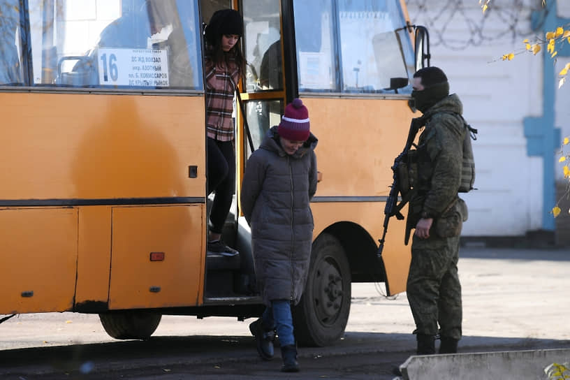 Бывшие женщины-военнослужащие ВСУ, которые прошли фильтрационную проверку в одном из исправительных учреждений в ДНР, идут к встречающим их родственникам