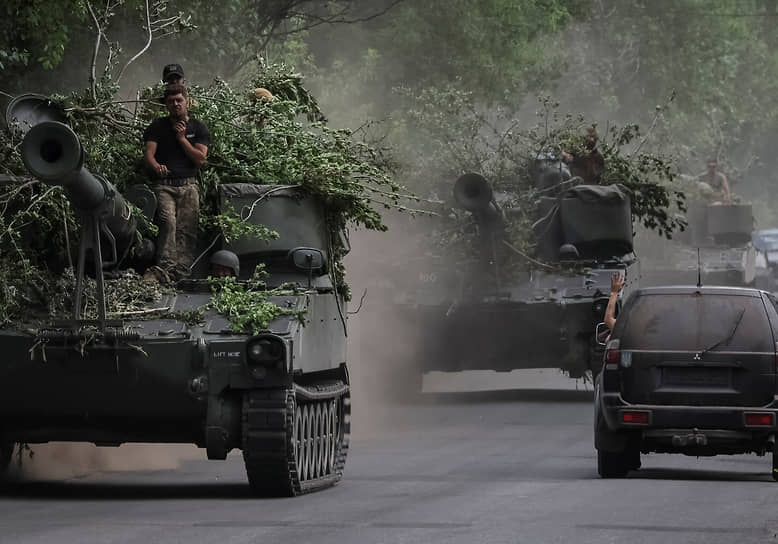 Военнослужащие на американских самоходных гаубицах под Донецком