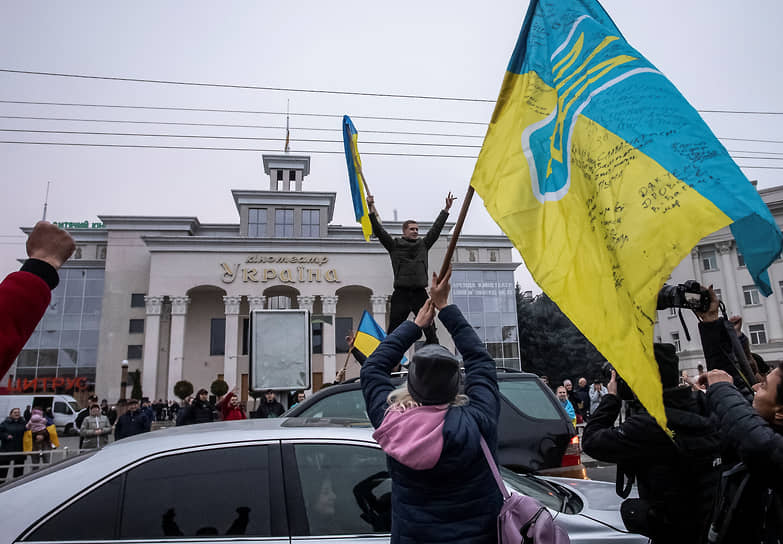 Стихийный митинг в центре Херсона