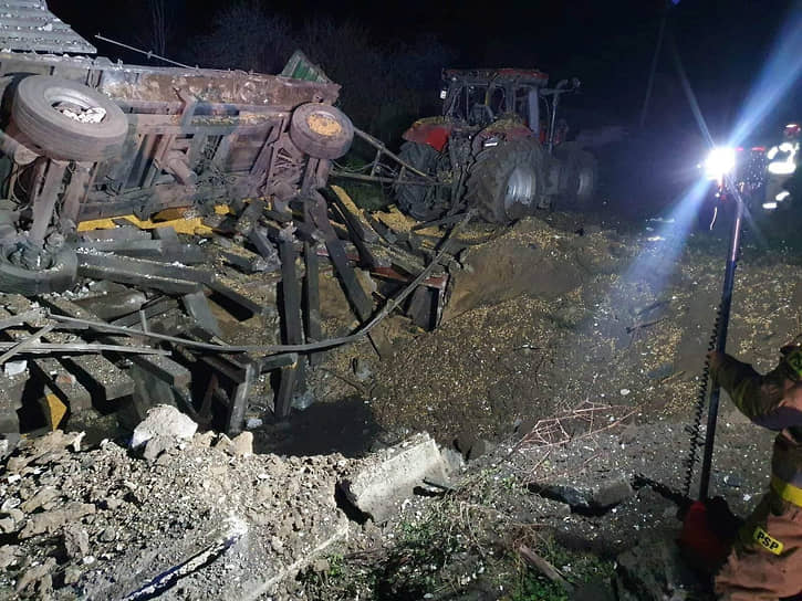 Поврежденный автомобиль рядом с местом падения ракет в Пшеводуве, польской деревне на границе с Украиной