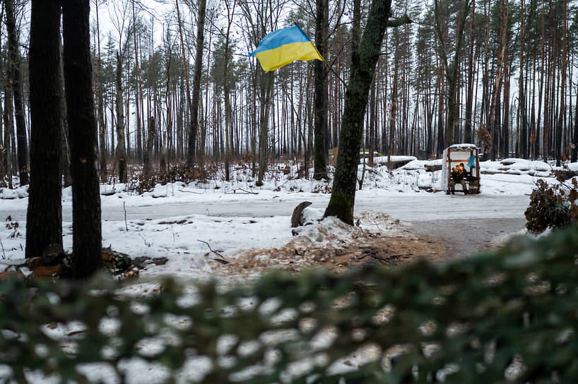 Украинский военнослужащий на позиции у границы с Беларусью