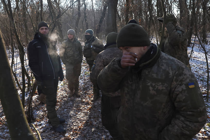 Военные из 43-й отдельной артиллерийской бригады ВС Украины после выстрела из немецкой самоходной гаубицы Panzerhaubitze 2000 недалеко от Соледара