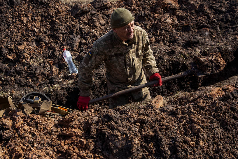 Украинский военнослужащий роет траншею недалеко от Бахмута (Артемовска)