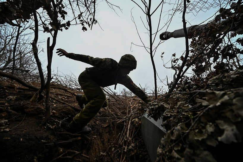 Украинский военнослужащий запрыгивает на самоходную гаубицу в Запорожской области