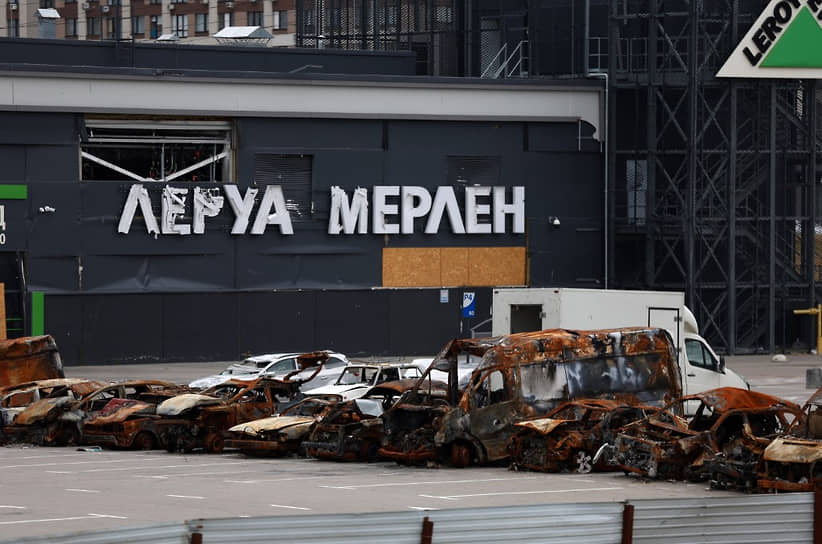 Сгоревшие автомобили перед торговым центром в Киеве