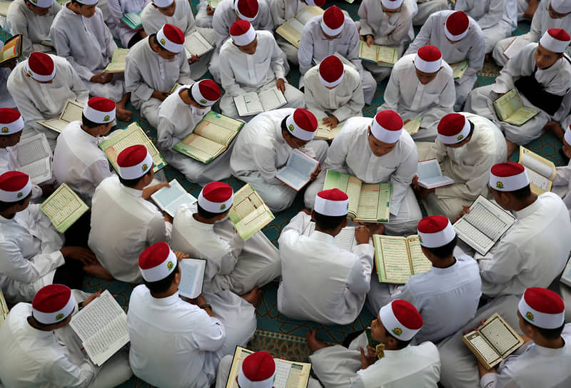 Куала-Лумпур, Малайзия. Учащиеся исламской школы-интерната читают Коран в 17-й день Рамадана
