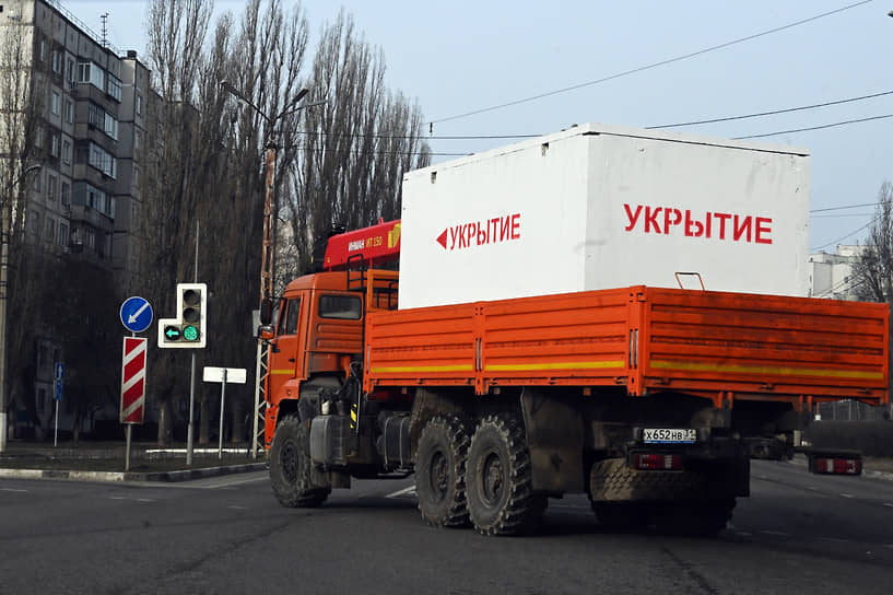 15 апреля в парках и скверах, а также на пляжах в Белгороде установили более 50 бетонных модульных укрытий для защиты при обстрелах. Об этом сообщил мэр города Валентин Демидов