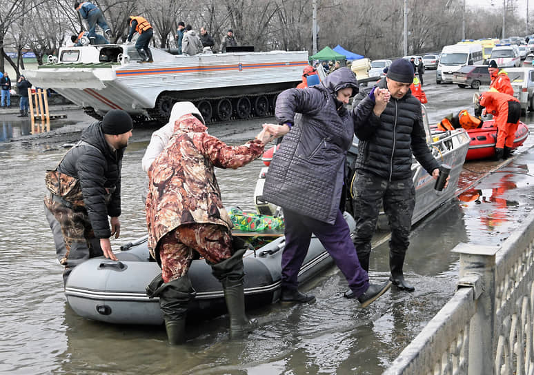 Эвакуации местных жителей из зоны затопления в Орске