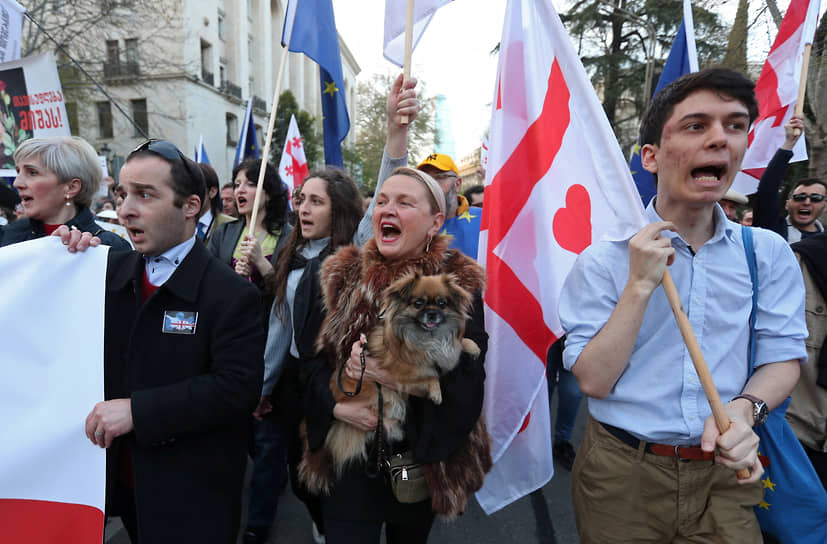 Участники акции протеста на проспекте Руставели в центре города