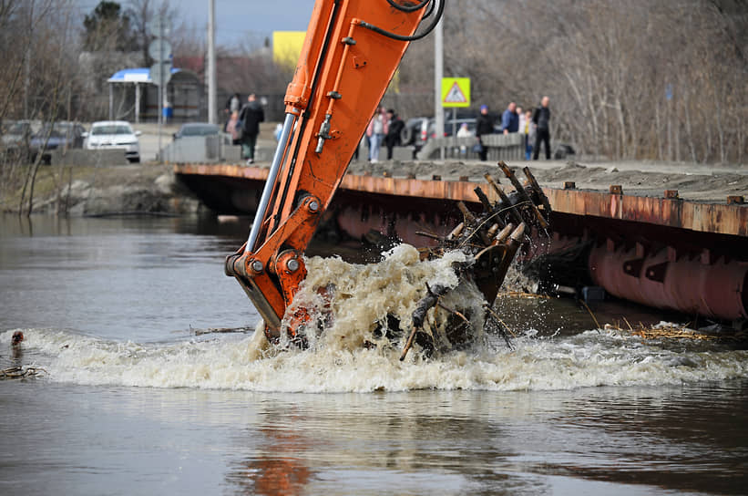 Работа экскаватора в Кургане 