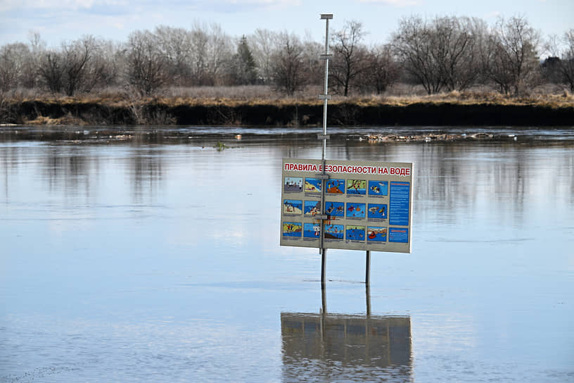 Затопленная территория городского пляжа после подъема уровня воды в реке Тобол