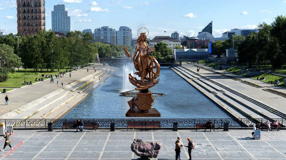Вице-спикер городской думы Виктор Тестов презентовал памятник святой Екатерины, который предлагают установить к 300-летию муниципалитета
