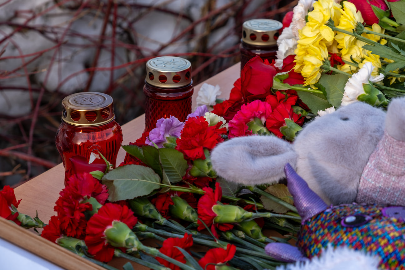 Жители Ижевска приносят цветы, свечи и игрушки к мемориалу в память о погибших в теракте