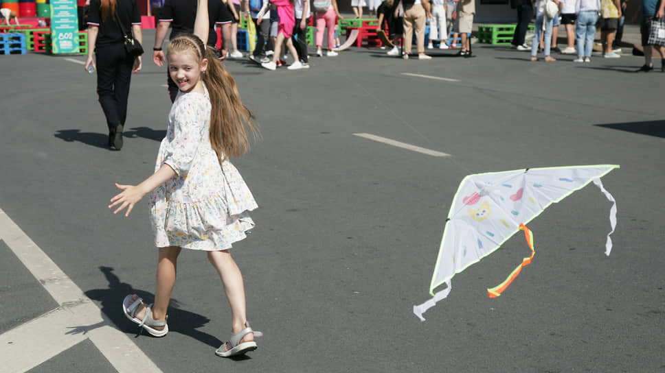 Девочка ведет воздушного змея во время празднования 802 годовщины Нижнего Новгорода