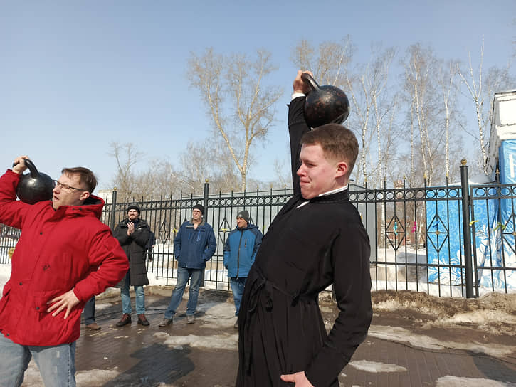 Священнослужитель участвует в масленичных гуляниях в Нижнем Новгороде в день выборов президента 17 марта
