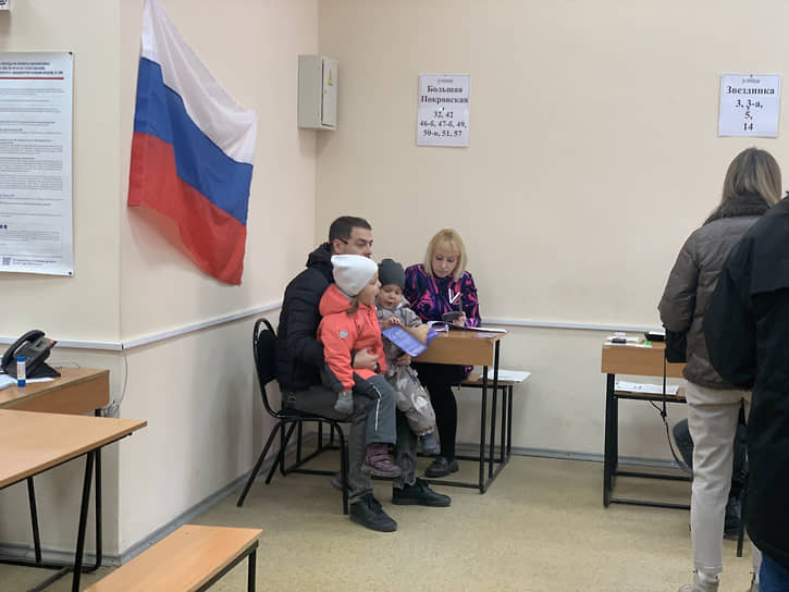 Отец с детьми на избирательном участке в Нижнем Новгороде