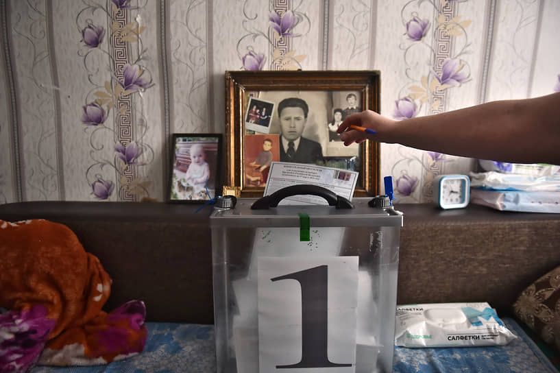 Выборы президента России. Выездное голосование в селе Колывань Новосибирской области. Люди во время голосования у себя дома