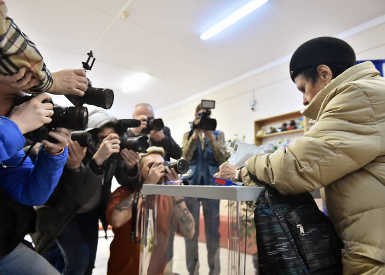 Избирательница во время голосования на избирательном участке в Новосибирске