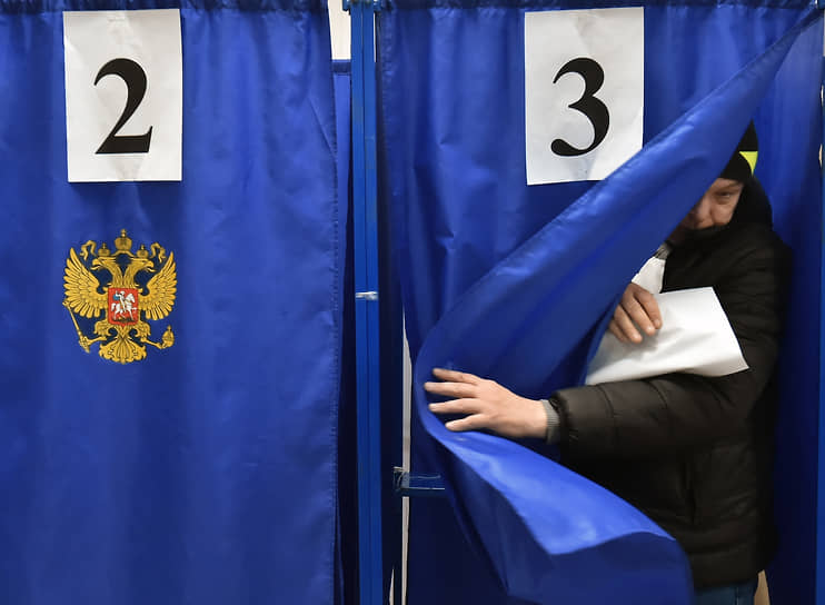 Избиратель во время голосования на избирательном участке в Новосибирске