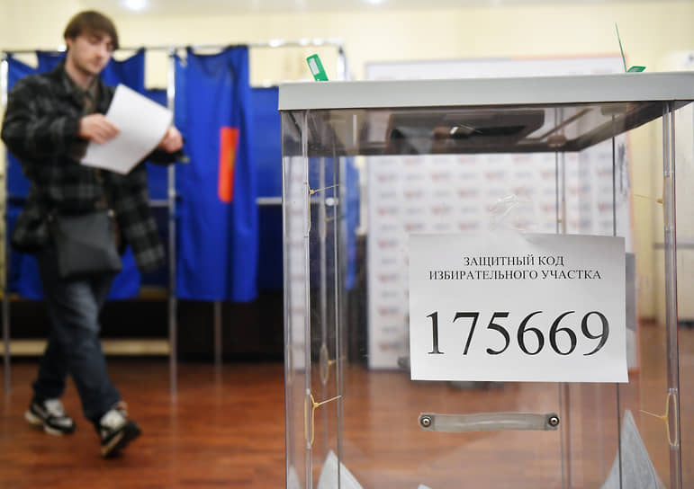 На избирательных участках в Петербурге развесили шестизначные коды, которые по задумке горизбиркома должны помешать созданию «видеофейков» с вбросами. Уникальные коды из шести цифр «создаются» случайным образом на каждом участке ежедневно