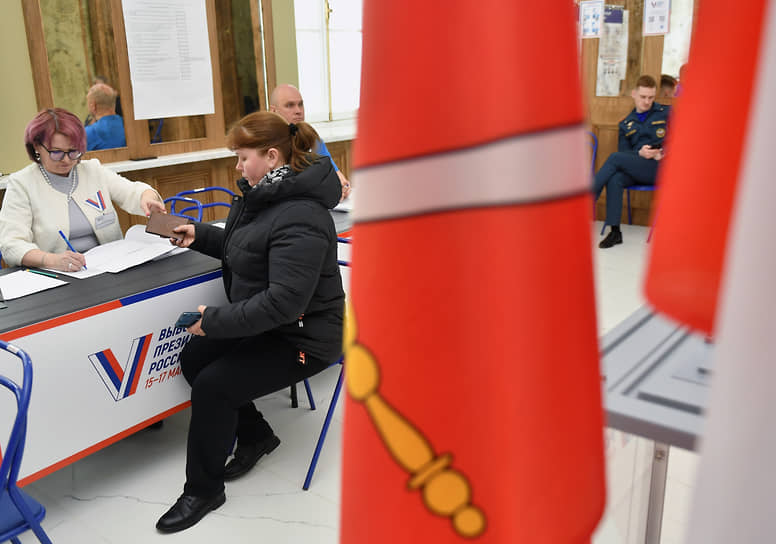 Второй день голосования. Избиратели во время регистрации на временном участке на Московском вокзале
