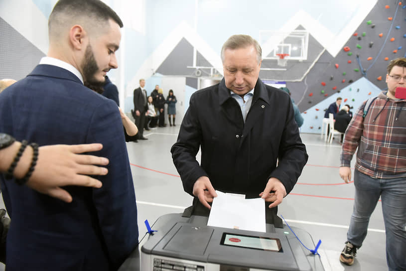 Одним из первых утром в пятницу, 15 марта, на участке на Васильевском острове проголосовал губернатор Петербурга Александр Беглов