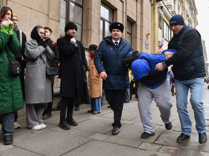 Третий день голосования. Задержание сотрудниками правоохранительных органов мужчины  около входа на участок для голосования № 2181 на Невском проспекте