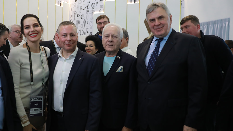 На выставке встретились три губернатора области: действующий Михаил Евраев и бывшие — Анатолий Лисицын и Сергей Ястребов 