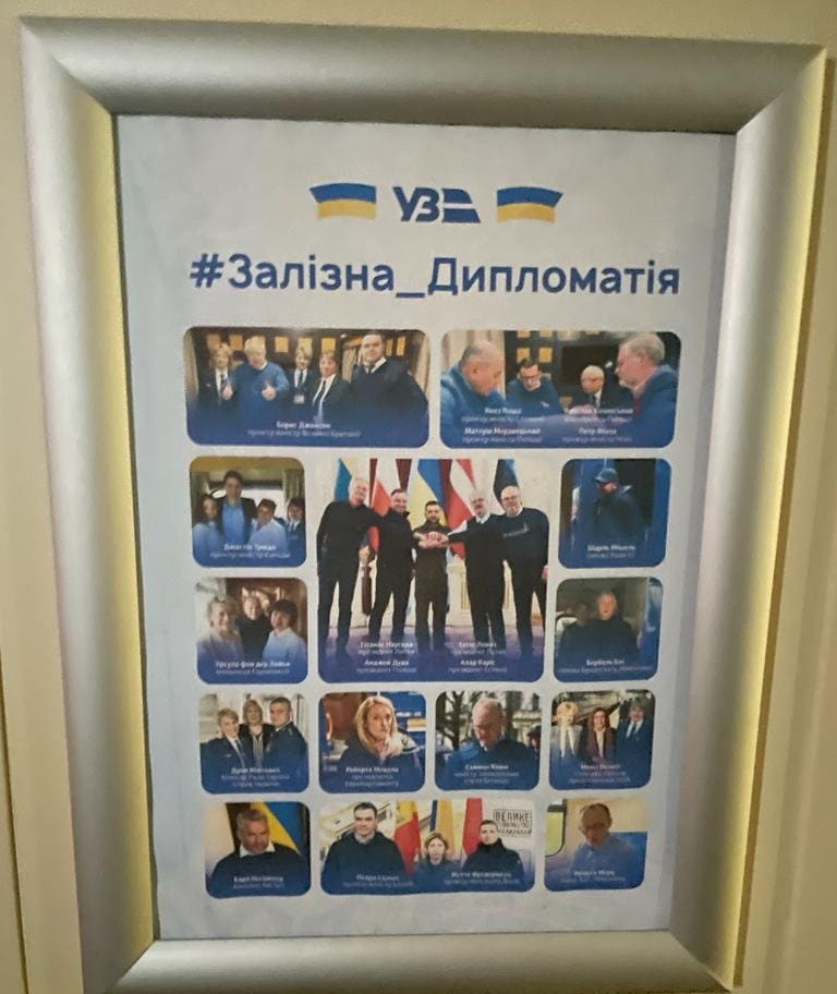 Erinnerungsfotos der Polit-Prominenz, die bereits mit dem Nachtzug nach Kiew gereist war