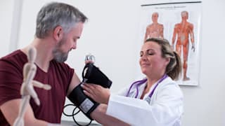 Bluthochdruck: Anzeichen, Ursachen, Risiken und wie Sie Blutdruck messen