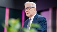 Suomen Pankin pääjohtaja Olli Rehn lähikuvassa.