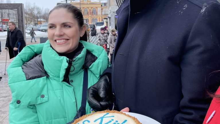 Joensuun torille saapuneet ukrainalaiset toivat presidentti Alexander Stubbille kakun, jossa lukee Kiitos Suomi.