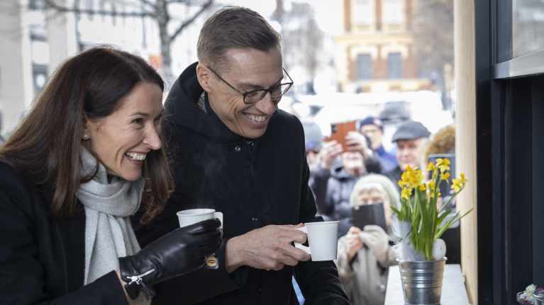 Tasavallan presidentti Alexander Stubb ja tämän puolison Suzanne Innes-Stubb nauttivat kahvista Joensuun torilla.