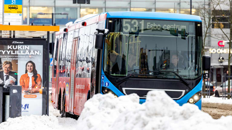 Bussi Espoon keskukseen pysäkillä.