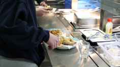 Yläkoululaiset keräävät ruoka-annostaan ruokalinjastolta lautasille Nepenkoululla Joensuussa.