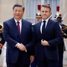 Xi ja Macron kättelevät.