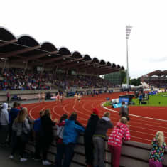 Porin stadionilla yleisurheilukipailut.