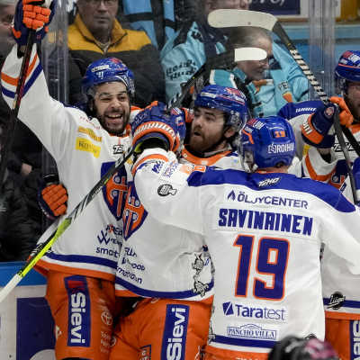 Tappara firar segern.