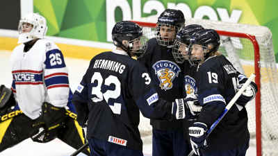 Emil Hemming, Lauri Sinivuori, Joona Saarelainen och Konsta Helenius firar ett mål.