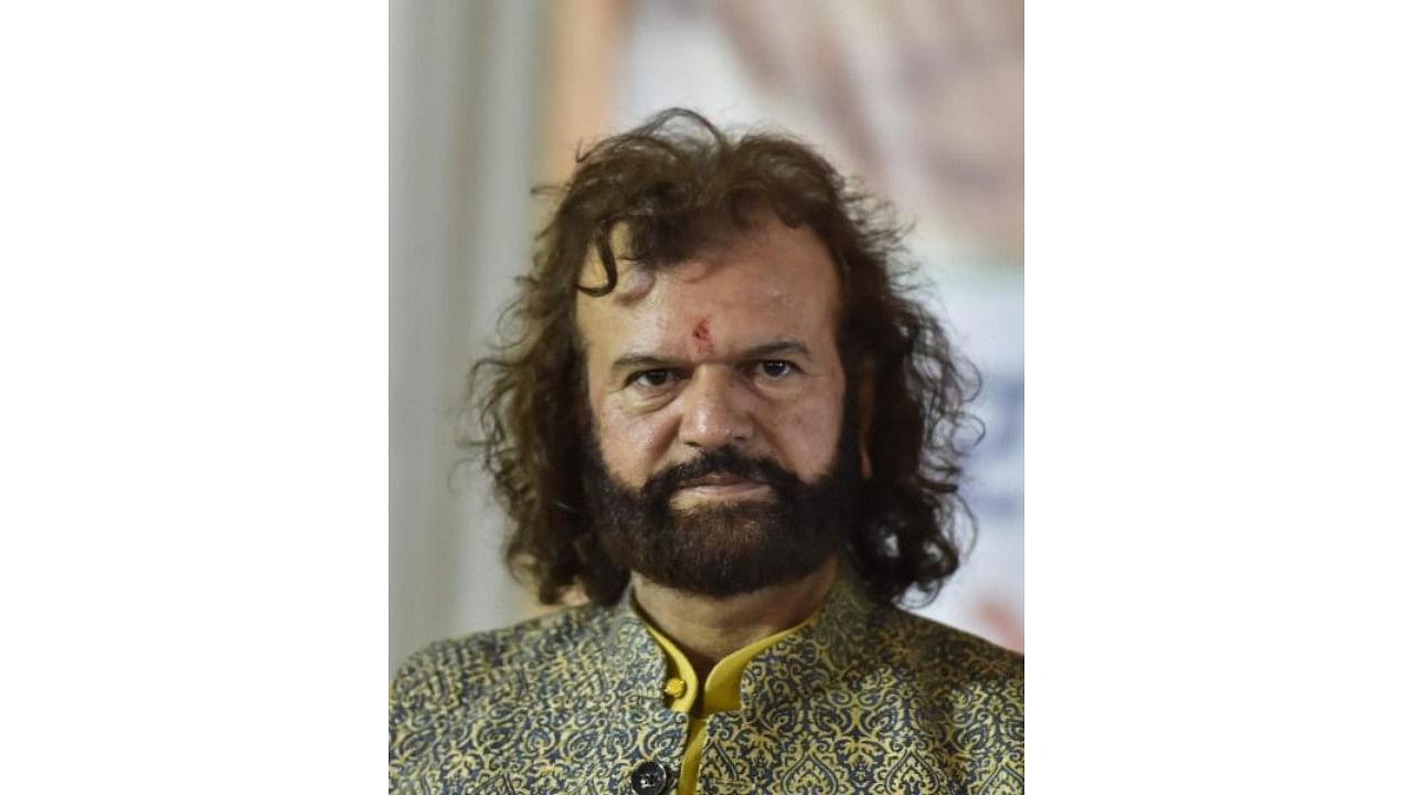 Punjab BJP's Hans Raj Hans shakes a leg in Moga, Congress' Warring joins fitness class in Ludhiana