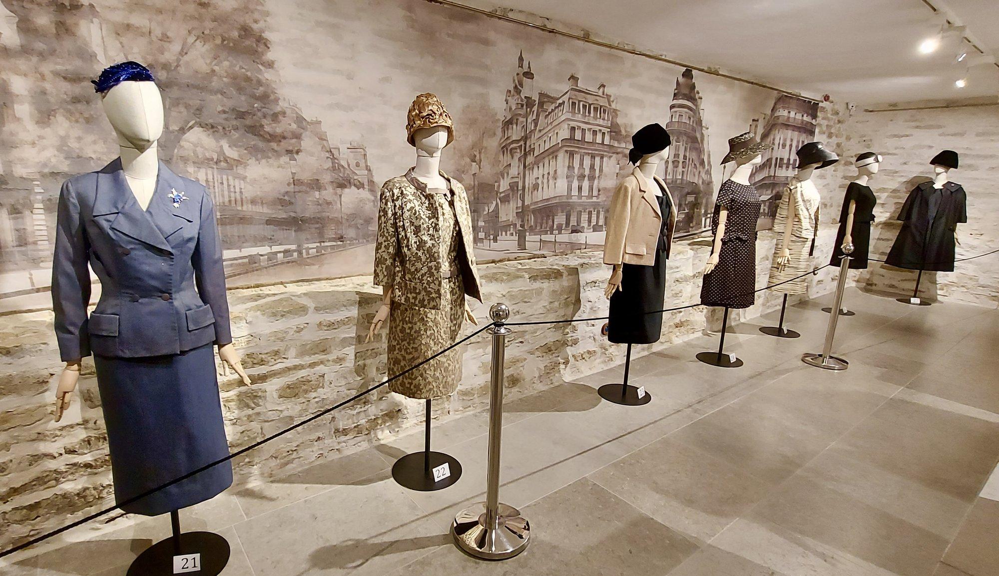 Эталон женского счастья и секрет тонкой талии. Почему обязательно нужно посетить выставку Dior в замке Фалль