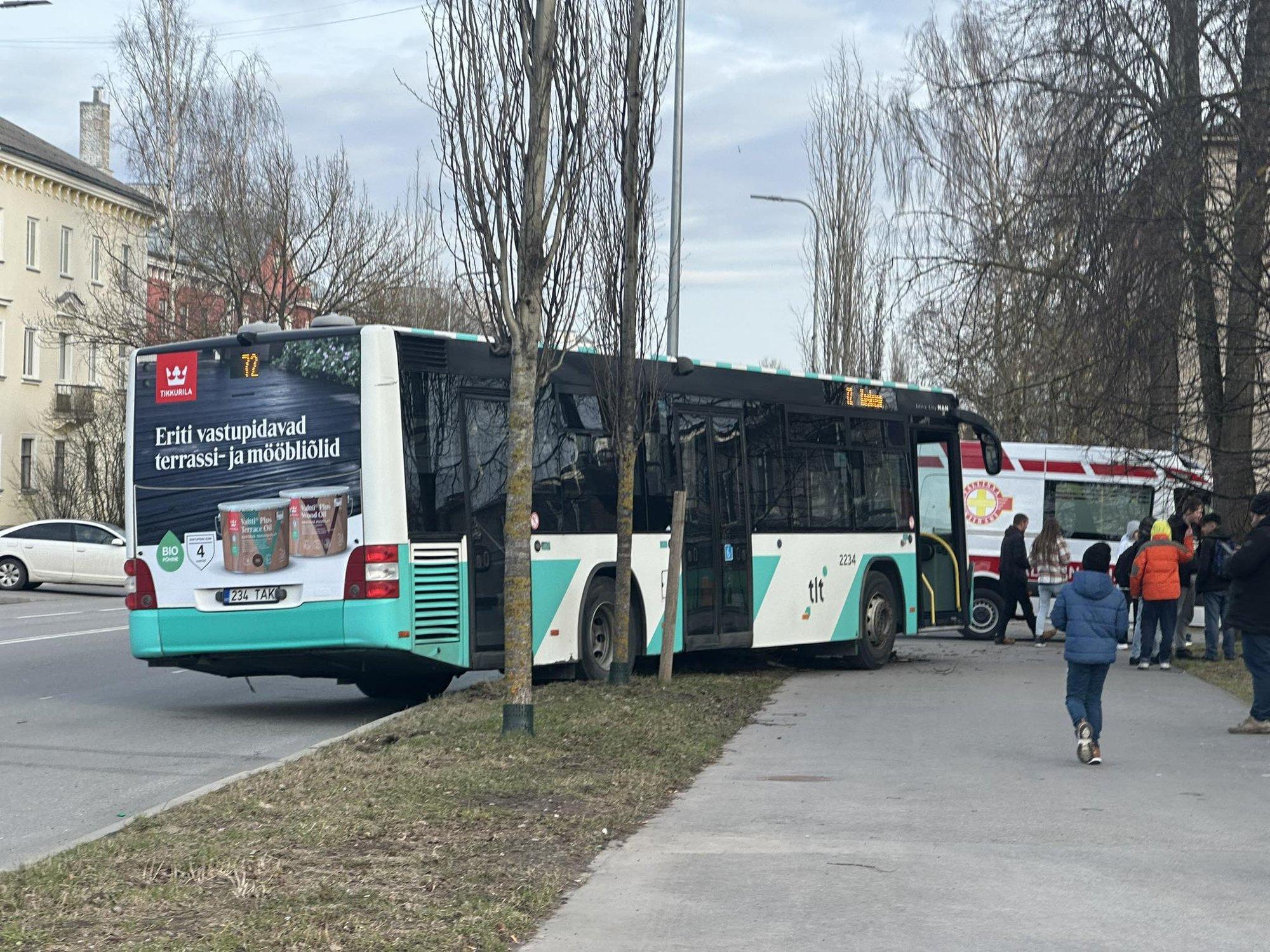 ФОТО | В шаге от трагедии: в Таллинне автобус городского маршрута выехал с дороги на тротуар